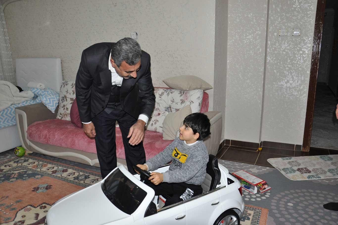 HÜDA PAR Batman heyeti, çocukları ölümcül hastalığa yakalanan Abay ailesini ziyaret etti